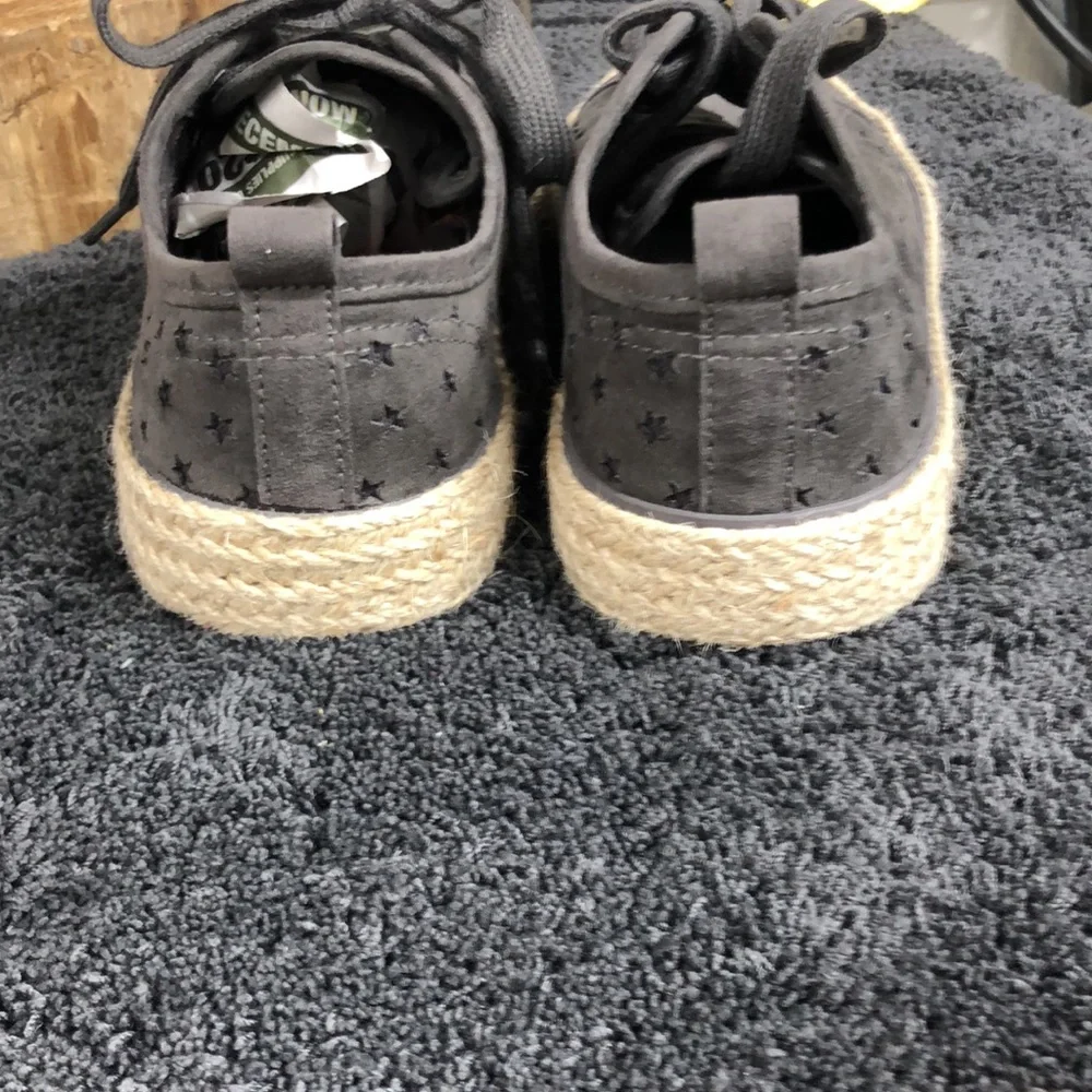 Universal thread‎ gray tennis shoes canvas